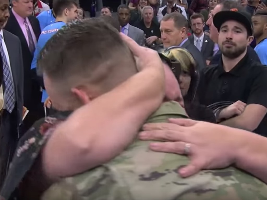 Слезы наворачиваются: солдат встретил мать после долгой разлуки (ВИДЕО)