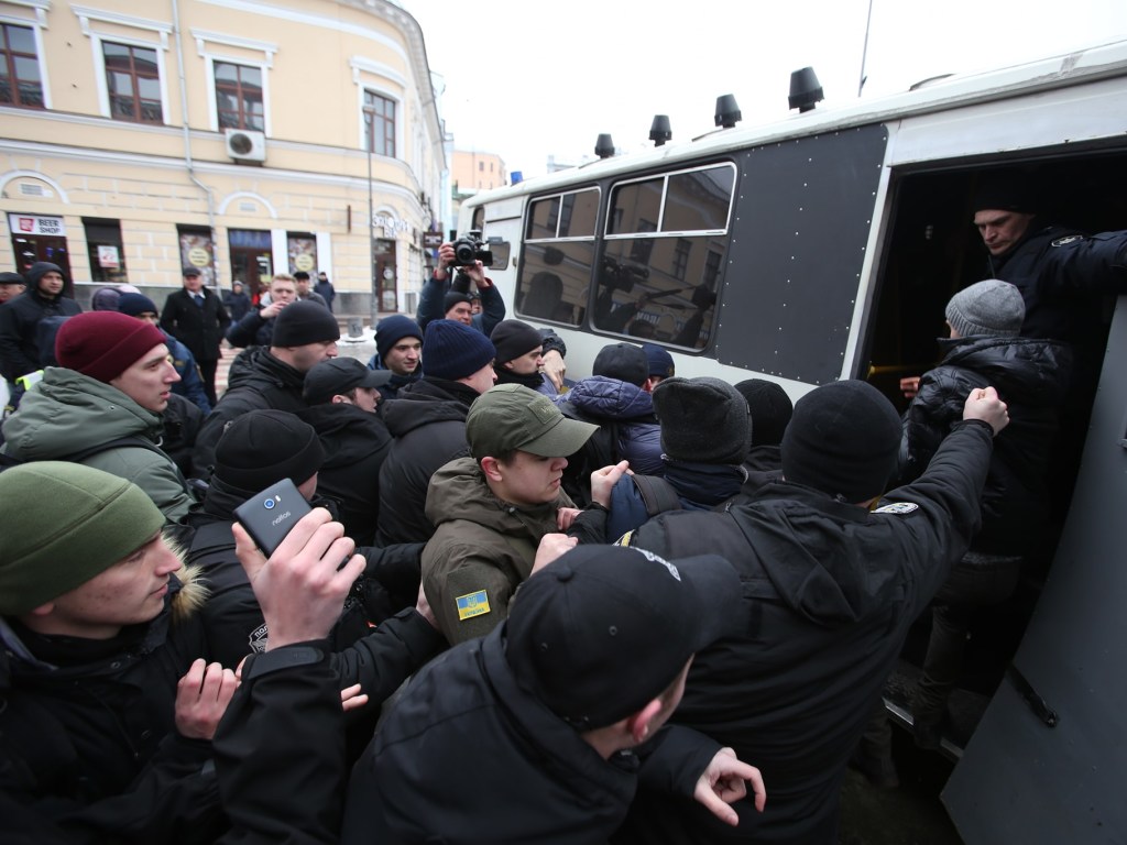 Столкновения в управлении полиции в Киеве: опубликовано новое видео   