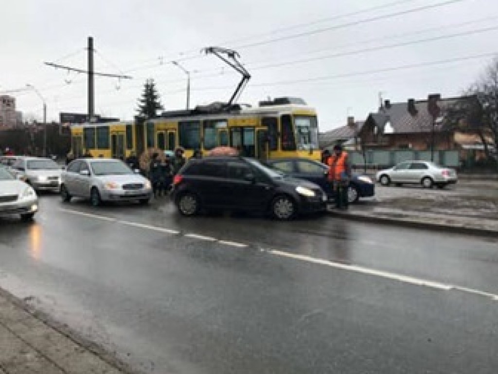 Во Львове автомобиль выехал на рельсы, где в него врезался трамвай (ФОТО)
