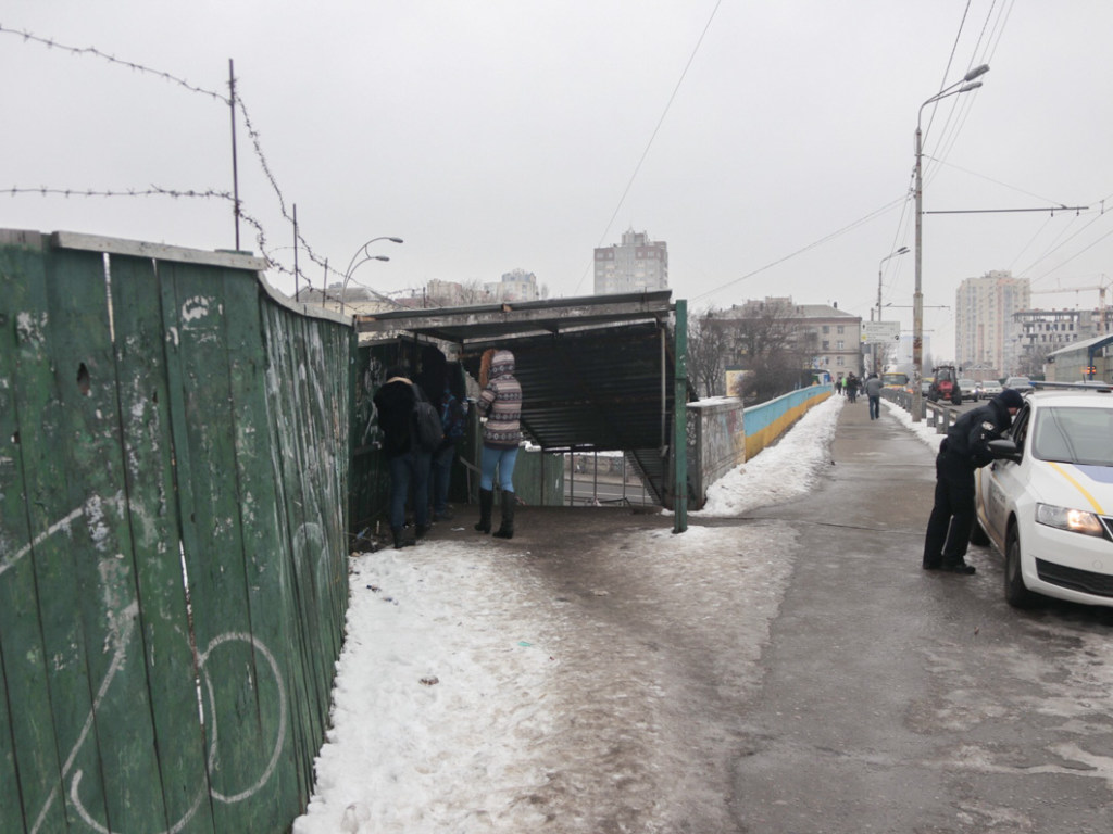 Под мостом в Киеве нашли труп с разбитой головой (ФОТО, ВИДЕО)
