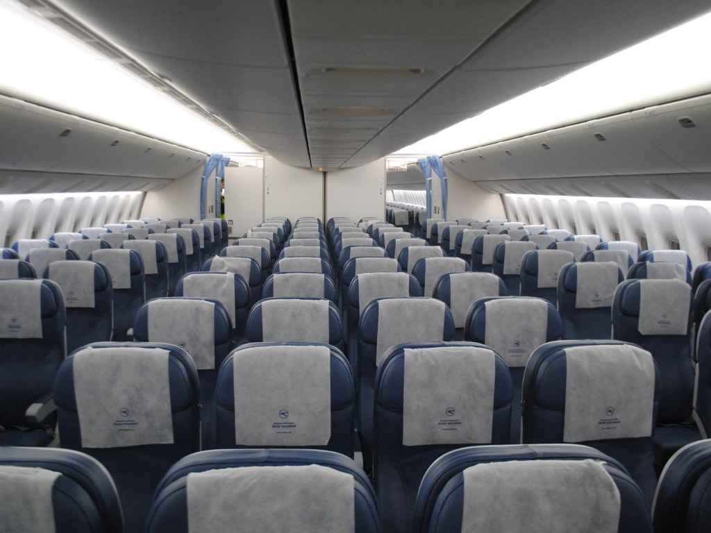 В самолете МАУ нашли неизвестное вещество: рейс из Афин отложили на сутки