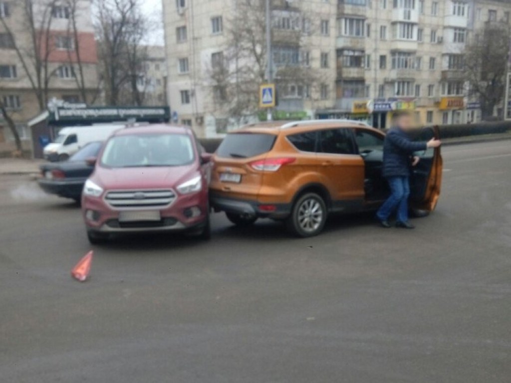 На перекрестке в Николаеве столкнулись два «Форда» (ФОТО)