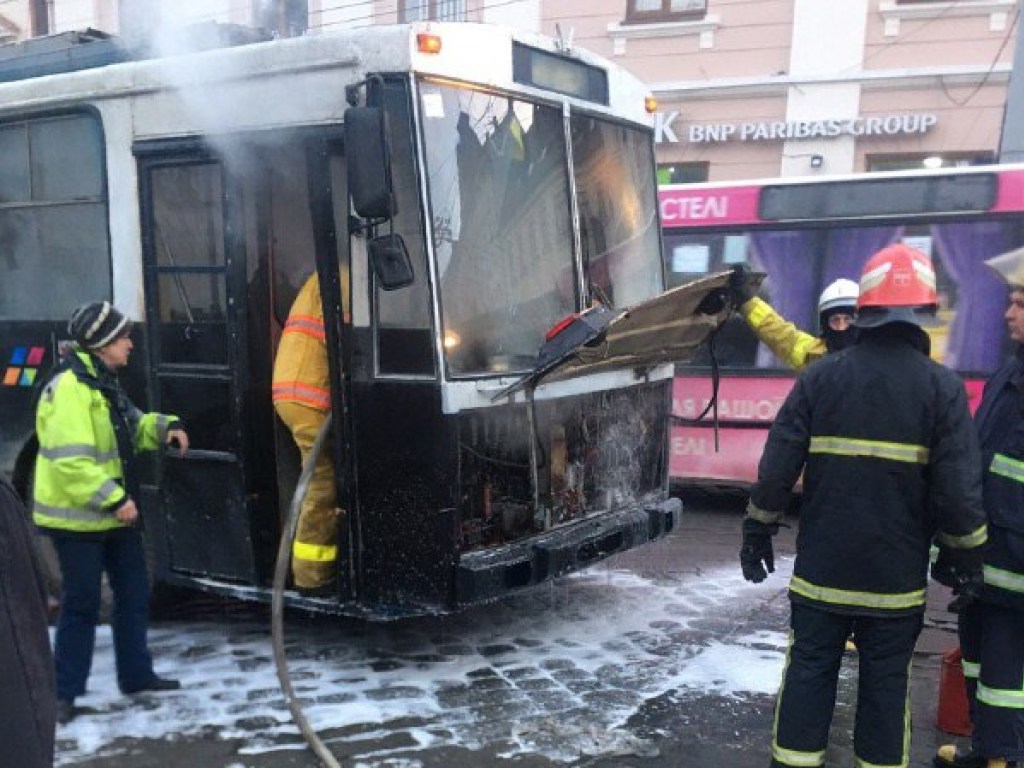 В Черновцах во время движения загорелся троллейбус с людьми (ФОТО)