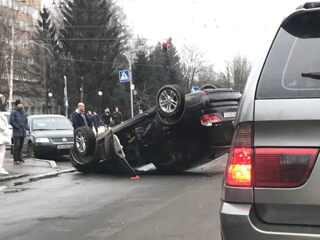 Серьезное ДТП в Виннице: от столкновения с Volkswagen перевернулась BMW (ФОТО, ВИДЕО)