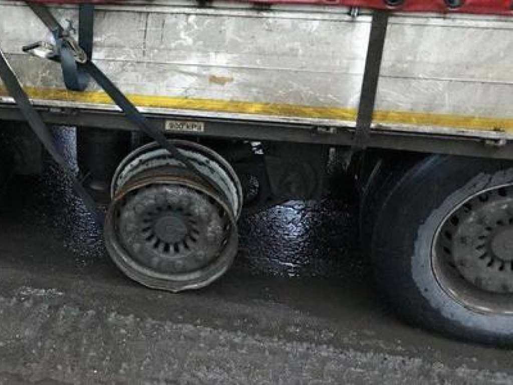 Фура 4 километра ехала без колес: водитель повредил дорогу в Никополе (ВИДЕО)