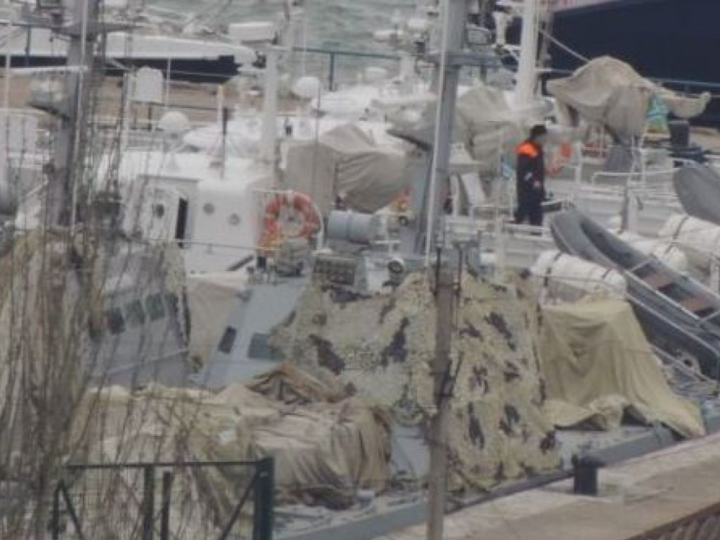 Военные РФ замаскировали украинские катера, захваченные в Азовском море (ФОТО)