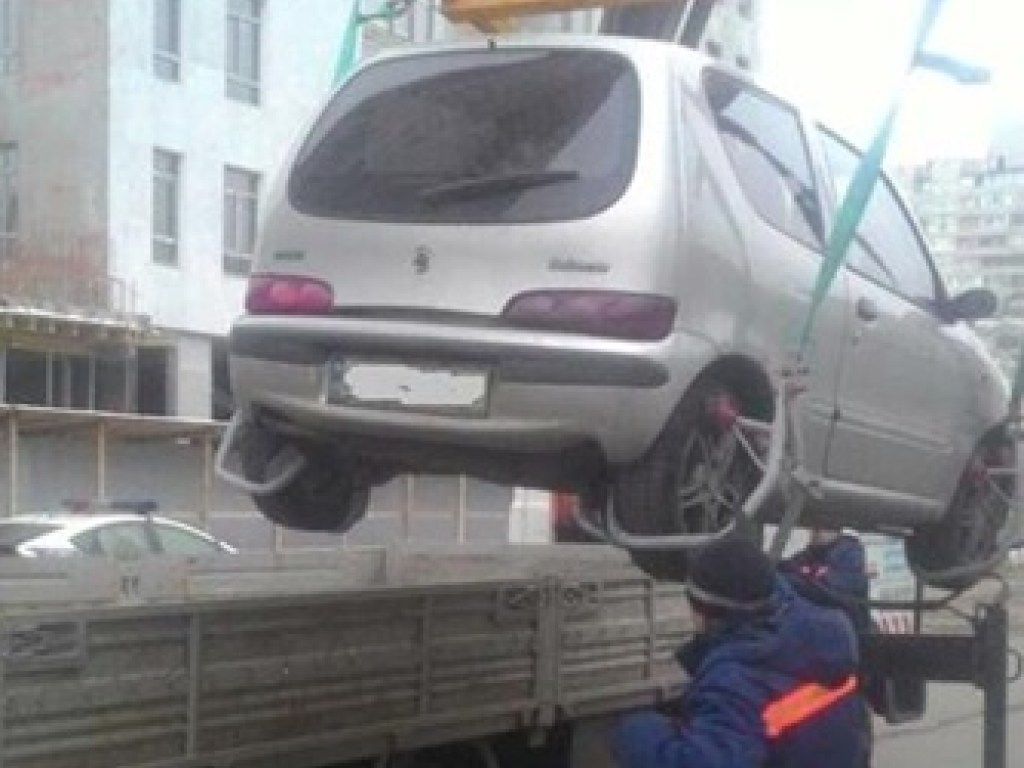 Коммунальщики отрапортовали об эвакуации неправильно припаркованных авто в Киеве (ФОТО)