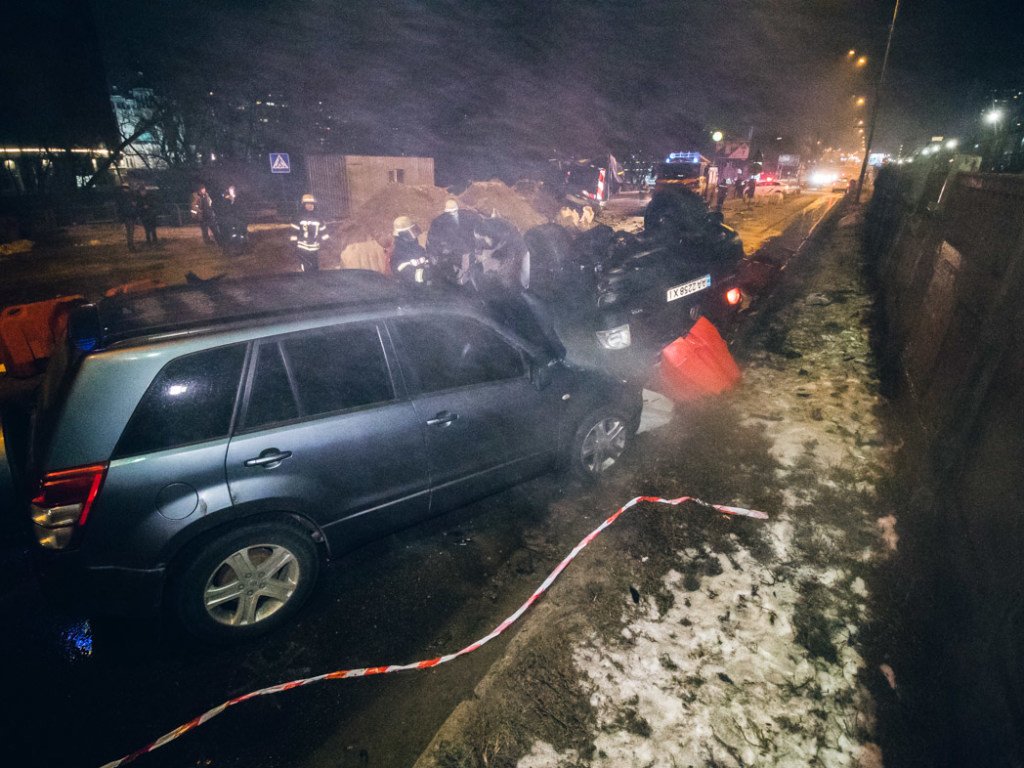 На мосту Метро в Киеве произошло серьезное ДТП: Volkswagen снес ограждение и перевернулся (ФОТО, ВИДЕО)