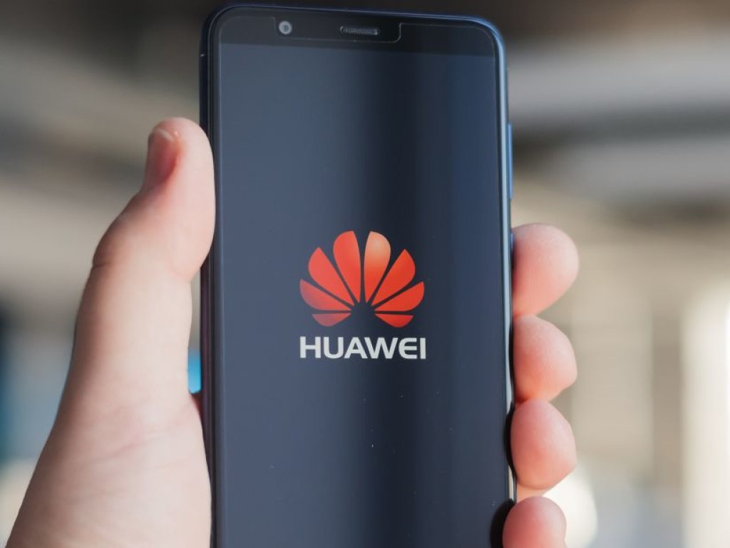 За баррикадами политического противостояния: Huawei опровергает обвинения США в шпионаже и нарушении санкций