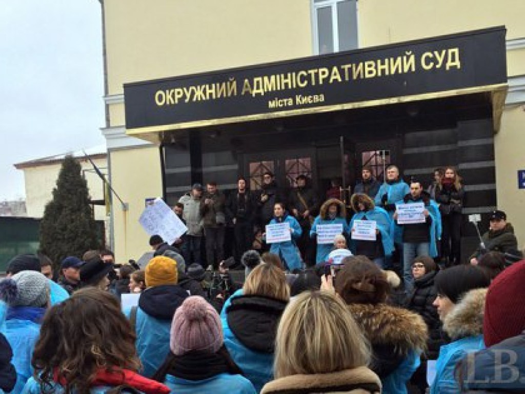 Отстранение Супрун: Под судом Киева собрались сторонники чиновницы