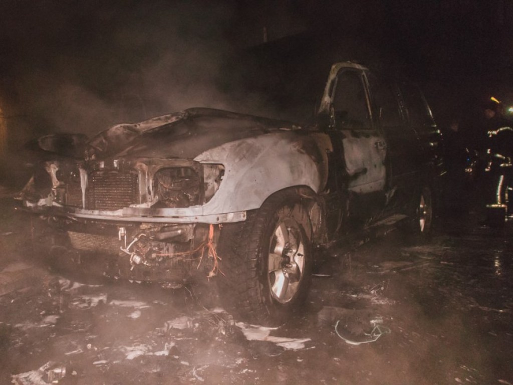 В Киеве сожгли Land Criuser депутата (ФОТО, ВИДЕО)