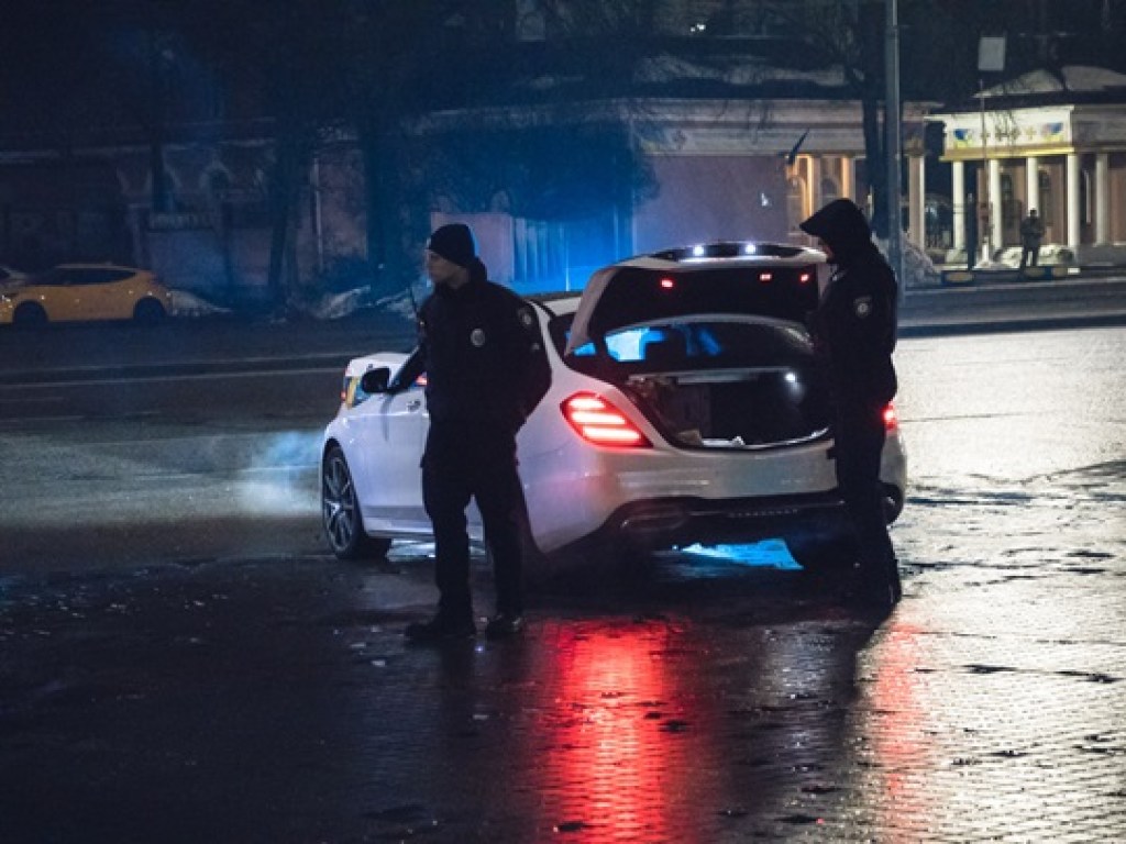 На столичном Печерске пьяный мужчина на Mercedes устроил стрельбу (ФОТО)
