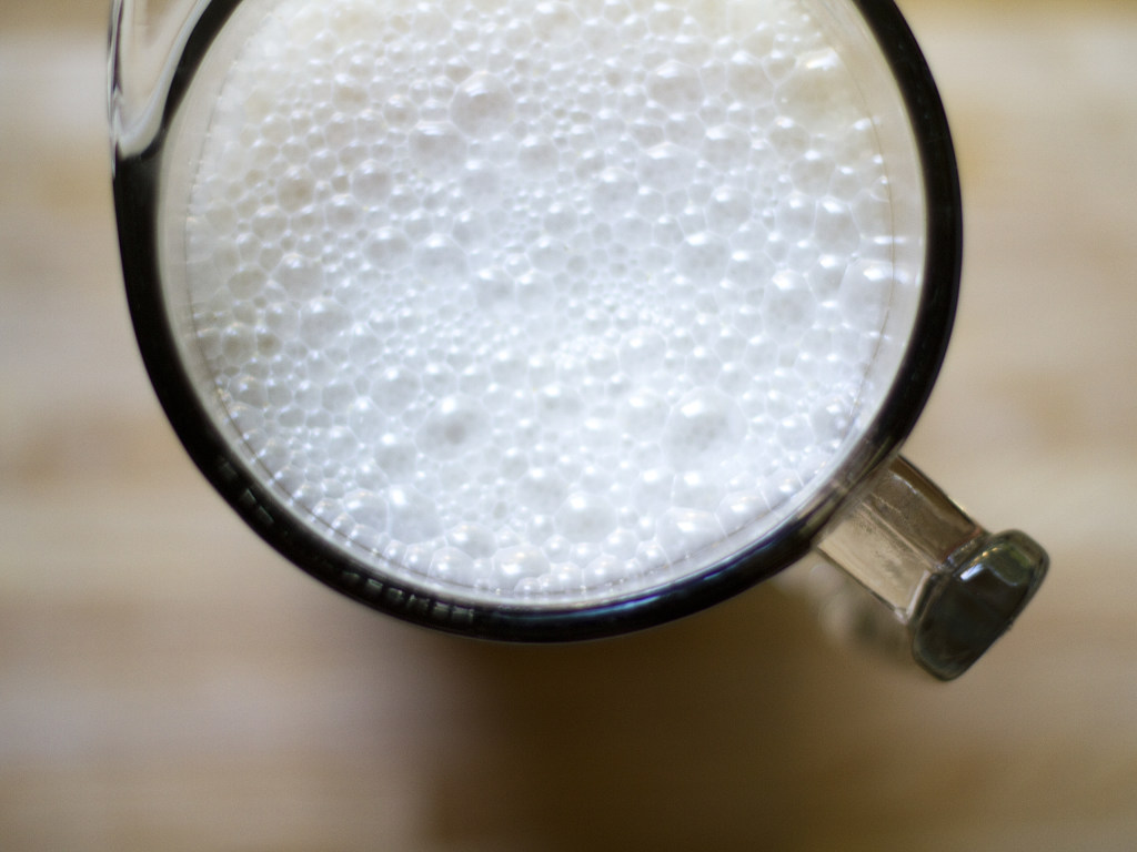 Пить горячее молоко при простуде вредно – врач