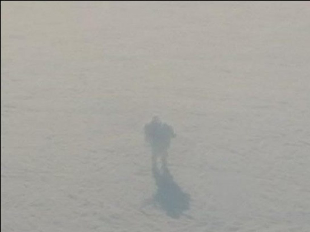 «Это Иисус?»: Ирландец из окна самолета заснял человека, гуляющего в облаках (ФОТО, ВИДЕО)