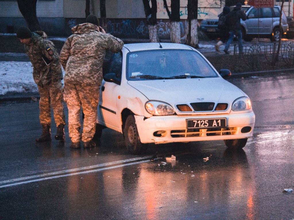 В Киеве на Соломенской дорогу не поделили полицейский Prius и военный Lanos (ФОТО)