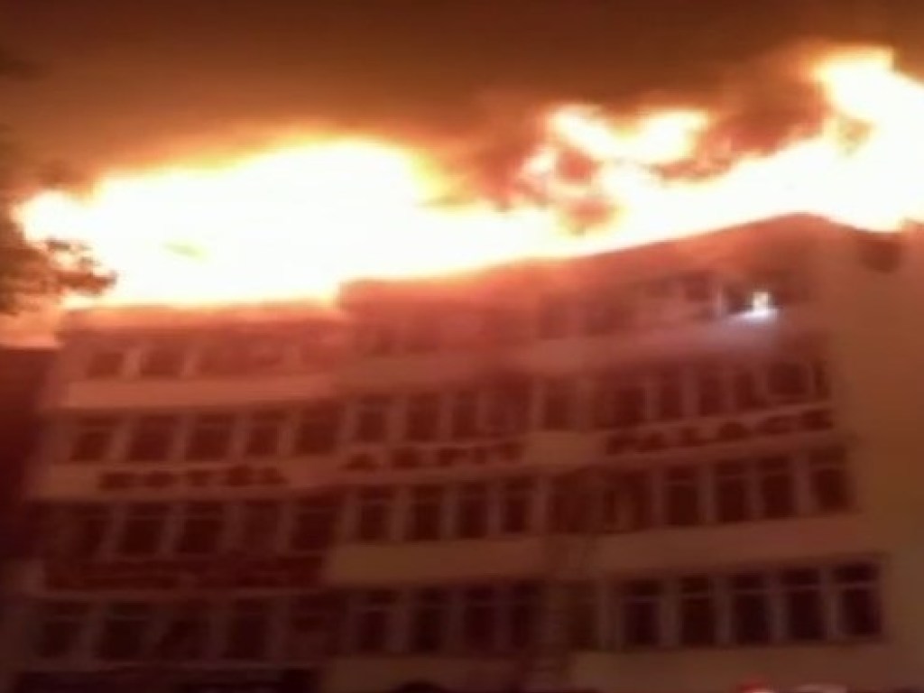 В центре столицы Индии при пожаре погибли 17 человек (ФОТО, ВИДЕО)