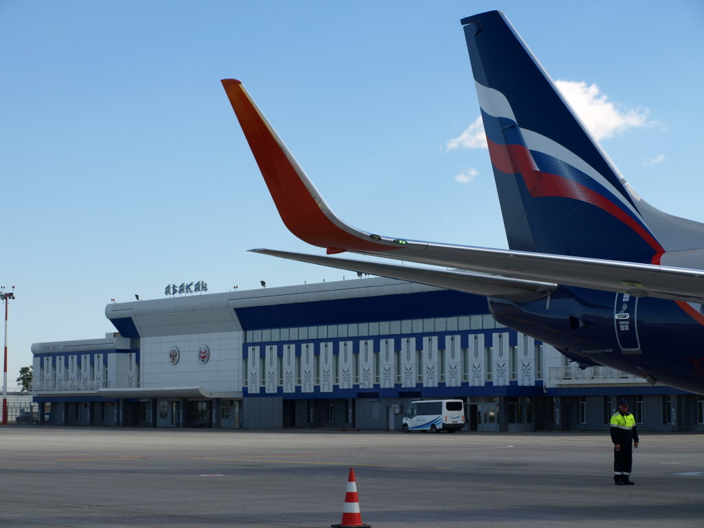 В аэропорту РФ трап ушел из-под ног у пассажиров (ВИДЕО)