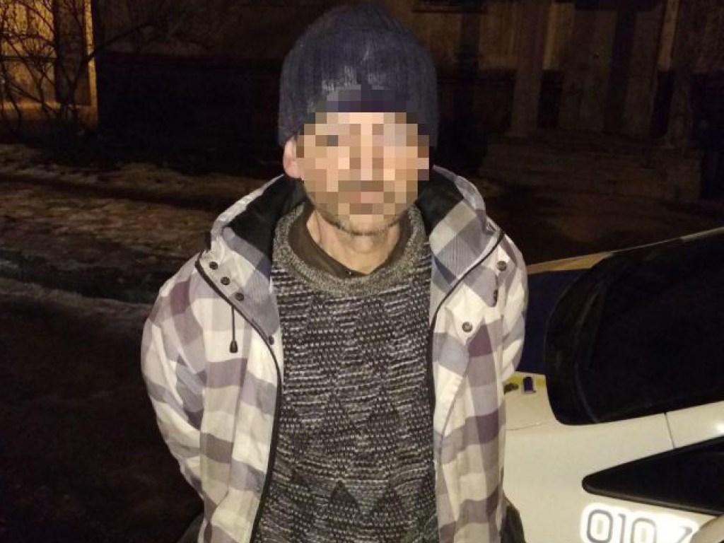 В Днепре мужчина прятал наркотики в носках (ФОТО)