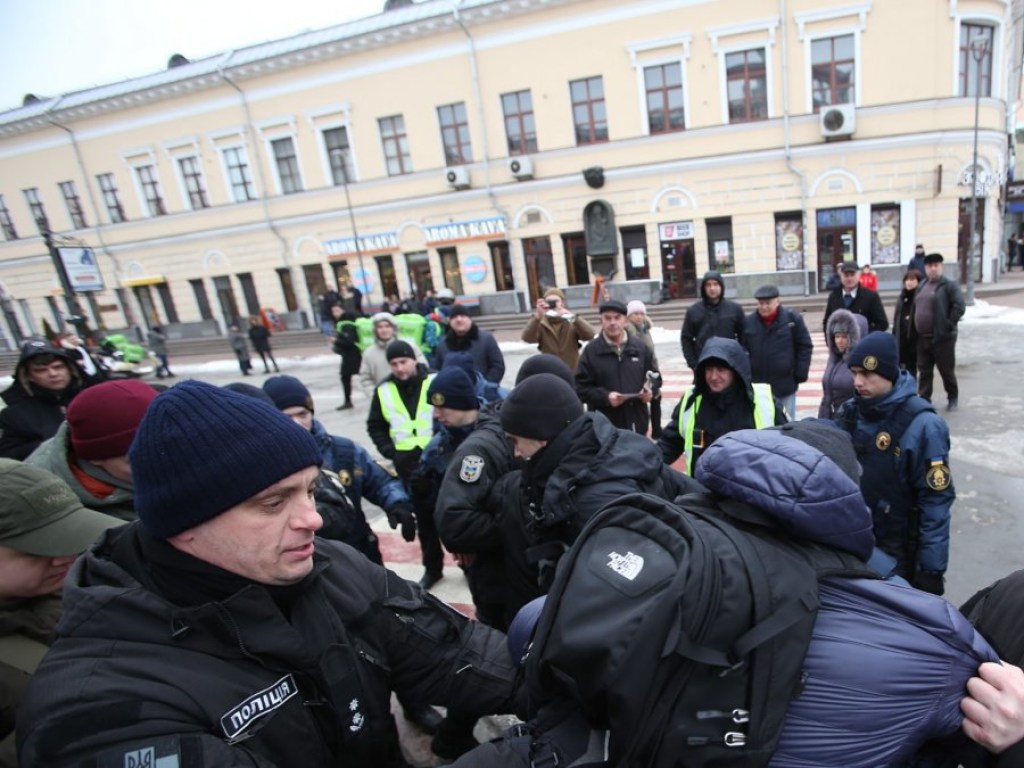 Драка с радикалами в Киеве: полиция отреагировала на сбор информации о правоохранителях
