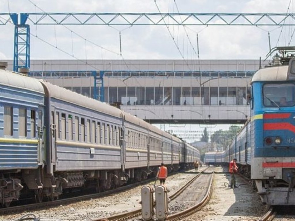 В окно поезда «Киев-Рахов» бросили камень: осколками стекла ранило пассажиров (ФОТО)