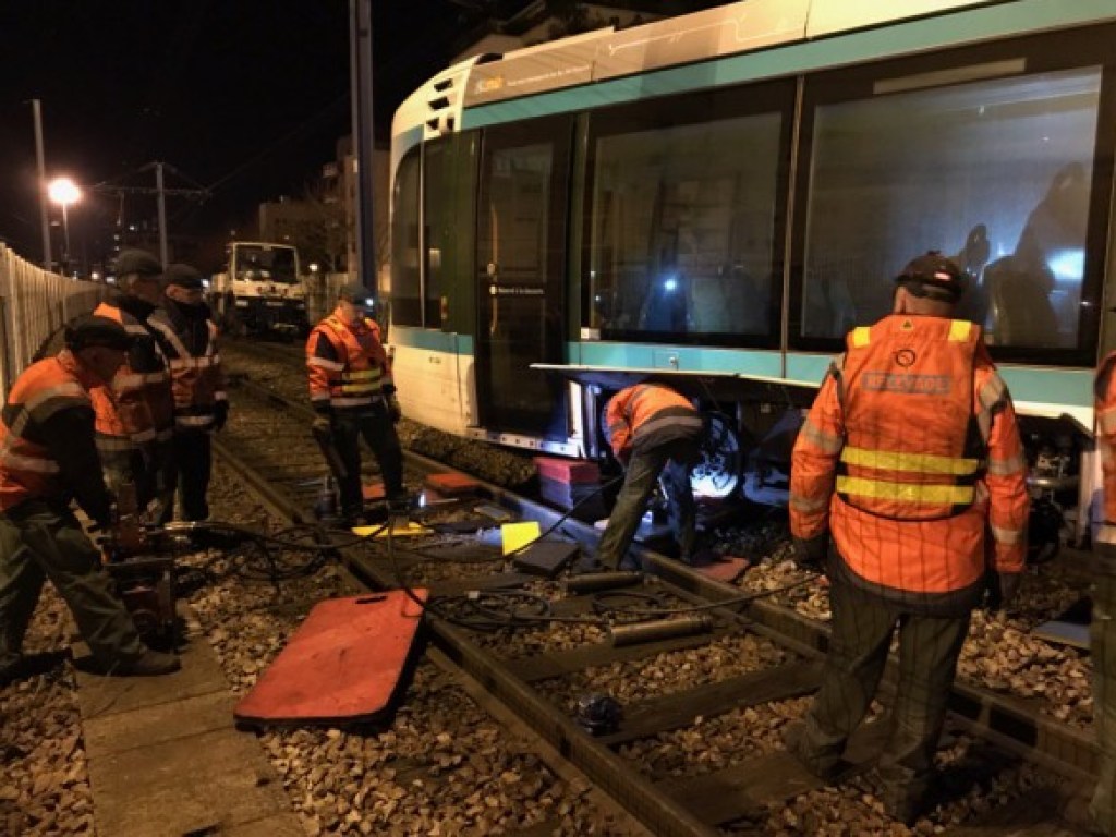 Во Франции столкнулись трамваи: 12 пострадавших (ФОТО)