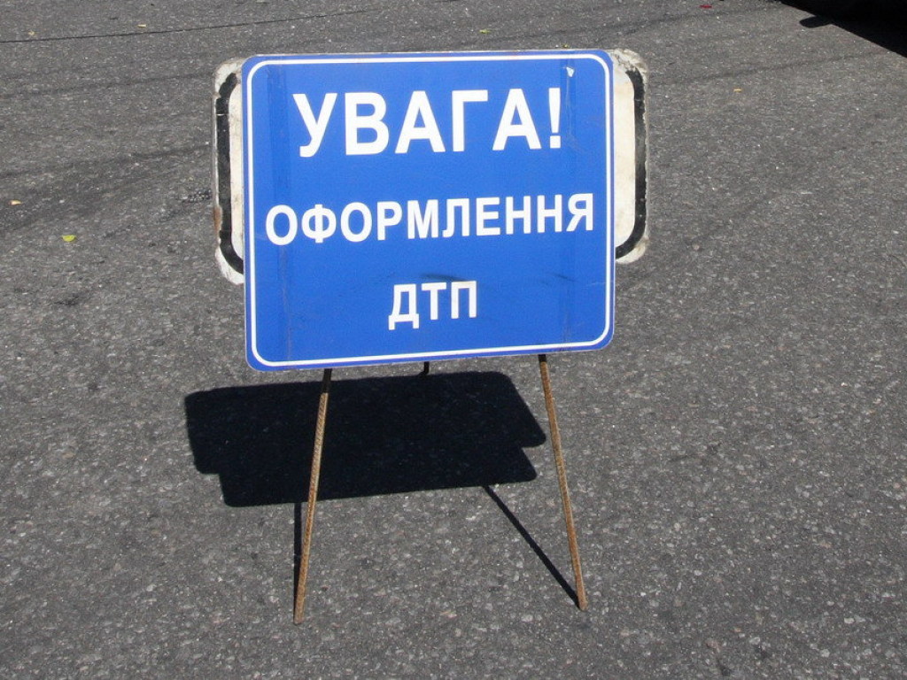 «Герой парковки» за рулем Ford устроил ДТП: в Одессе временно не ходит трамвай (ФОТО)