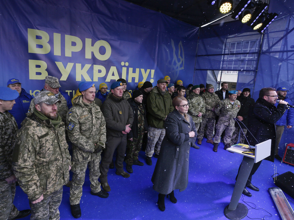 Вы &#8212; наш президент и главнокомандующий, &#8212; Юлию Тимошенко в туре по Украине сопровождают военные