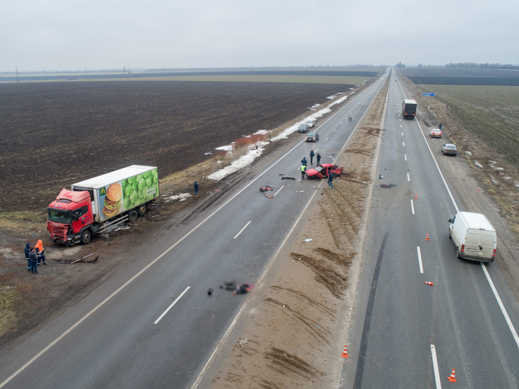 Под Днепром столкнулись грузовик McDonald’s и легковушка: есть погибшие (ФОТО)