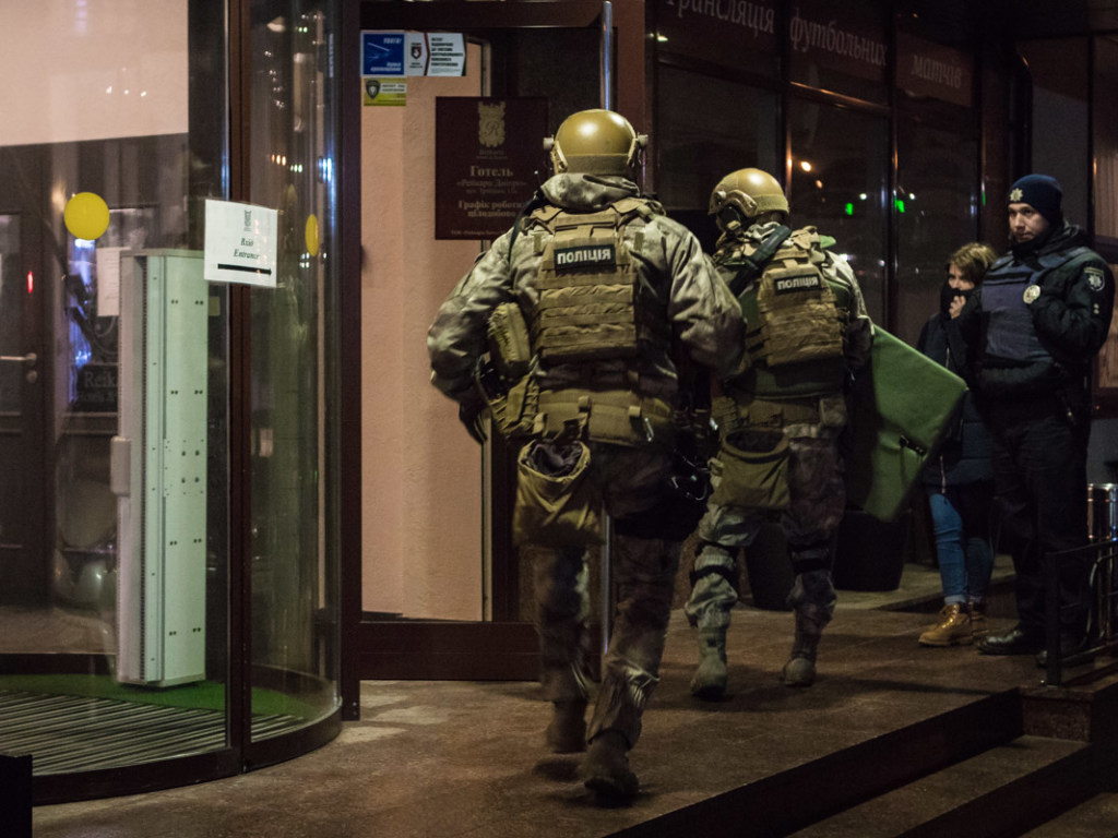 В Днепре в отель зашел мужчина с автоматом: к гостинице пригнали спецназ и оцепили здание (ФОТО)