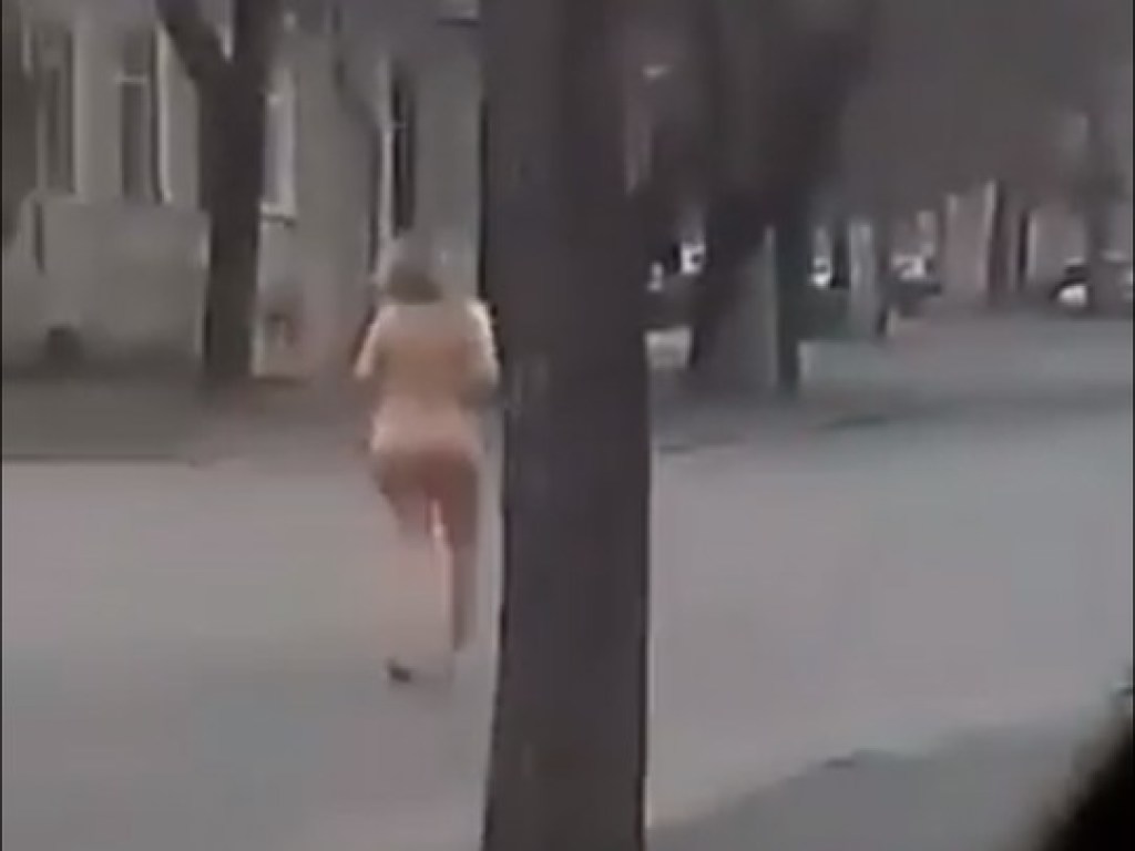 Голая девушка с походкой от бедра пришла на автомойку. Помыться? (видео 18+)