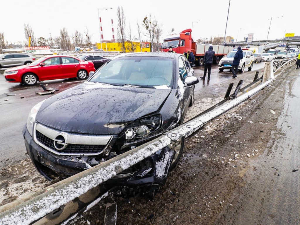 На Столичном шоссе в Киеве сегодня опасно: произошло третье ДТП в радиусе 200 метров (ФОТО, ВИДЕО)