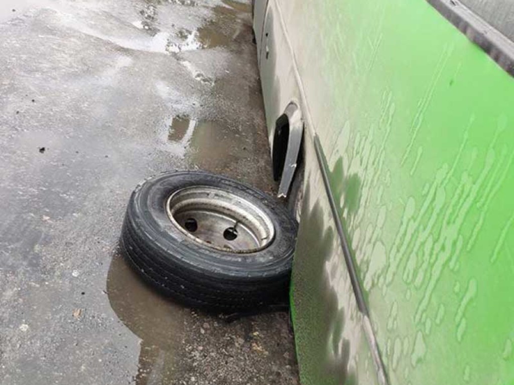 Под Харьковом у автобуса отвалилось колесо (ФОТО)