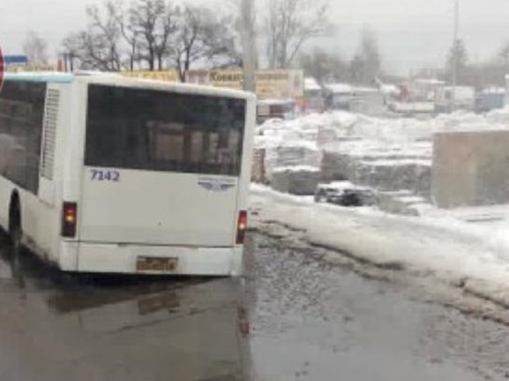 В Киеве автобус застрял в яме посреди дороги
