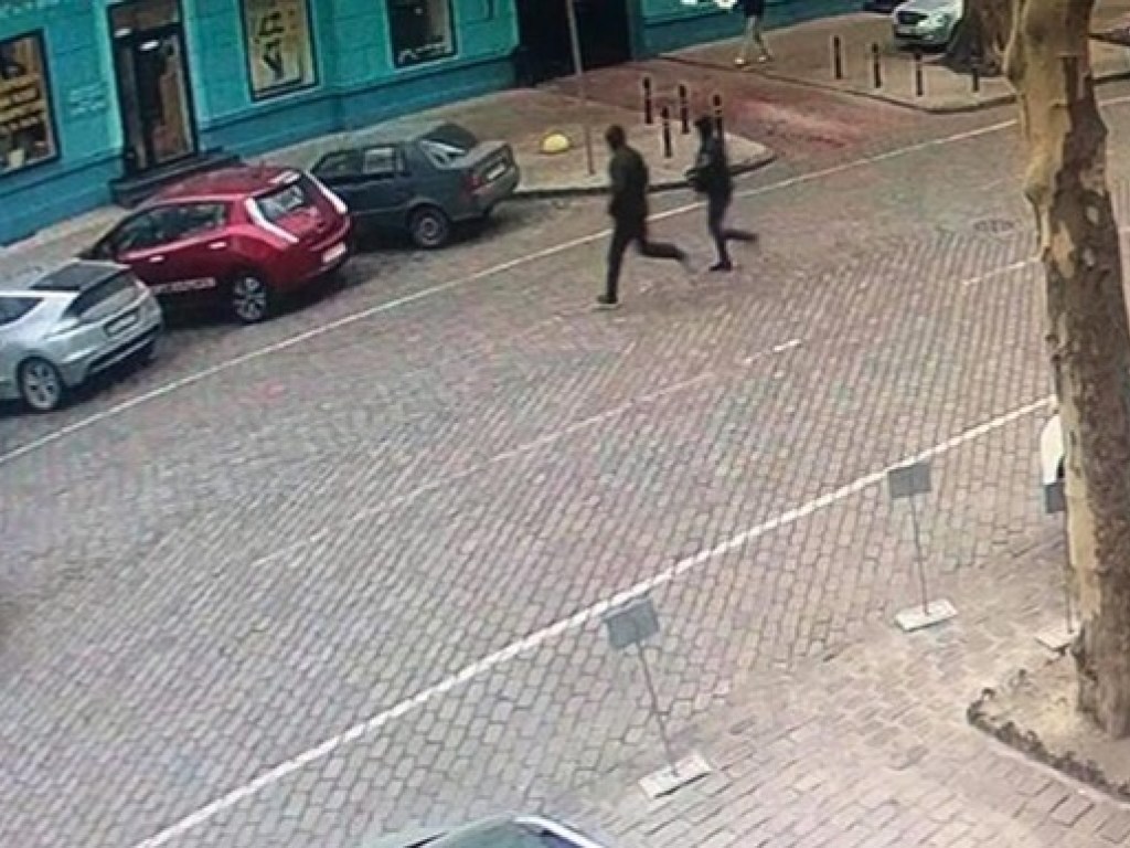 Неудачливые грабители совершили разбойное нападение в центре Одессы и забежали прямо в полицию