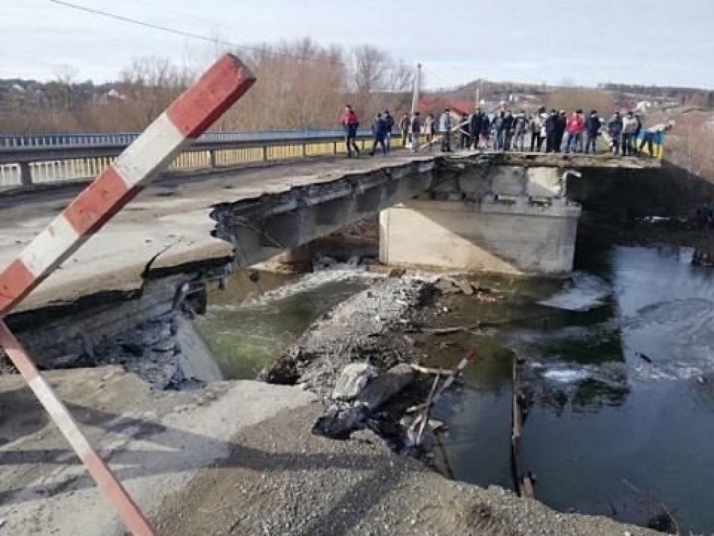 Машины разбили дорогу: в Тернопольской области рухнул мост (ФОТО)