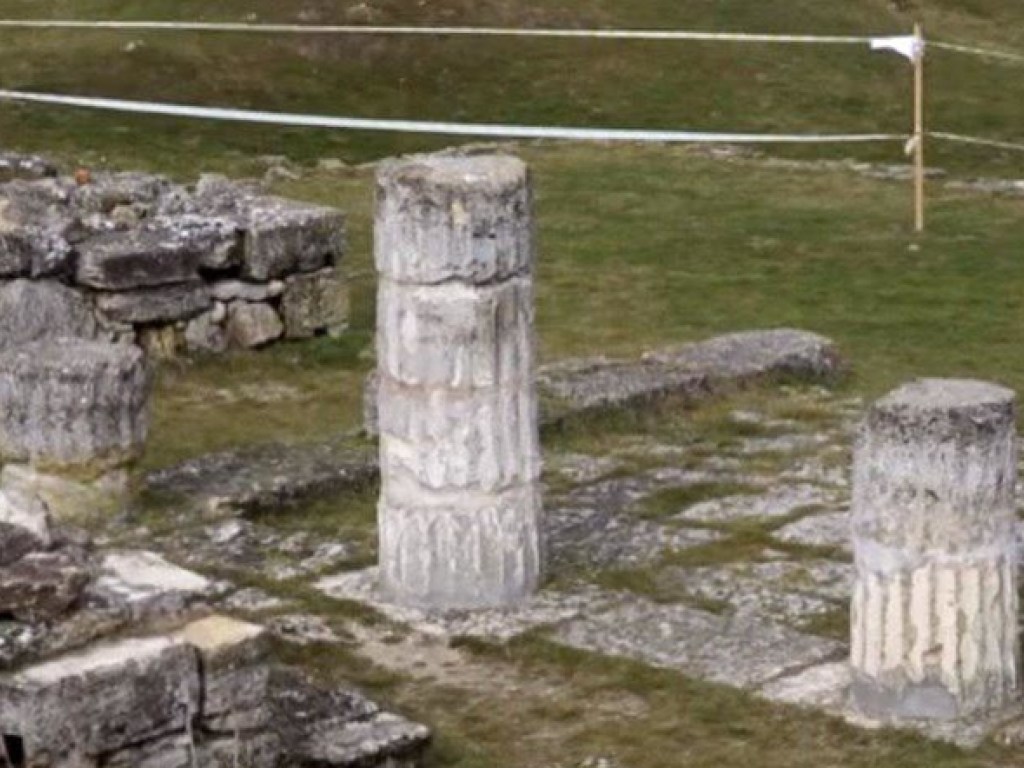В Керчи обвалились античные колонны