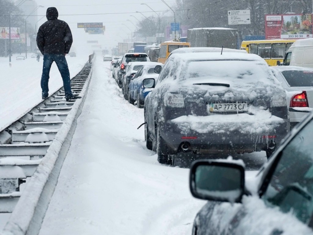 Дороги скованы льдом: из-за непогоды Киев замер в пробках