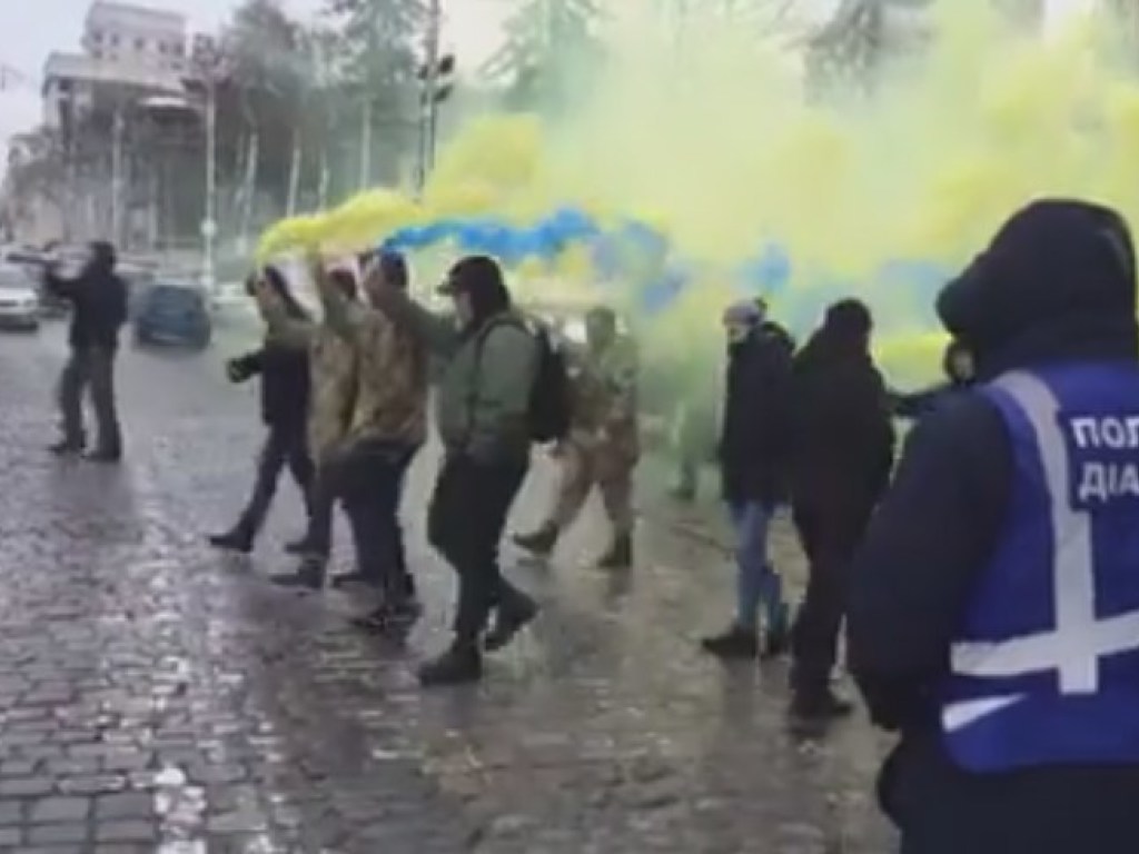 Из-за произвола на Одесской таможне ветераны и предприниматели перекрыли центр Киева