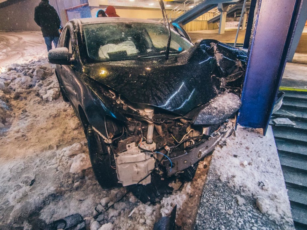 В Киеве опьяневший водитель Mitsubishi влетел в подземный переход и покалечил своего пассажира (ФОТО, ВИДЕО)