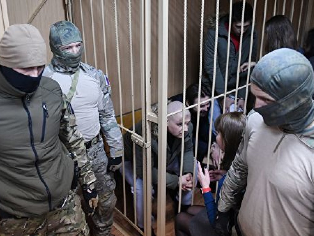 В России суд оставил под стражей 16 украинских моряков