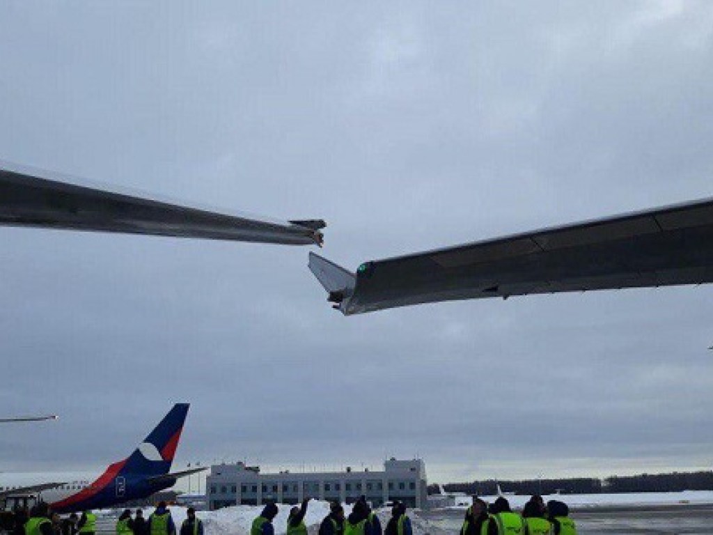 В аэропорту Москвы столкнулись самолеты: повреждения есть, пострадавших нет (ФОТО)
