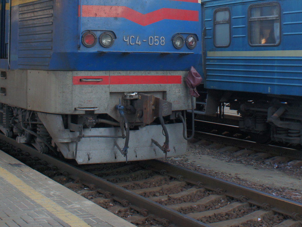 Шла в наушниках: в Кировоградской области поезд сбил 17-летнюю девушку