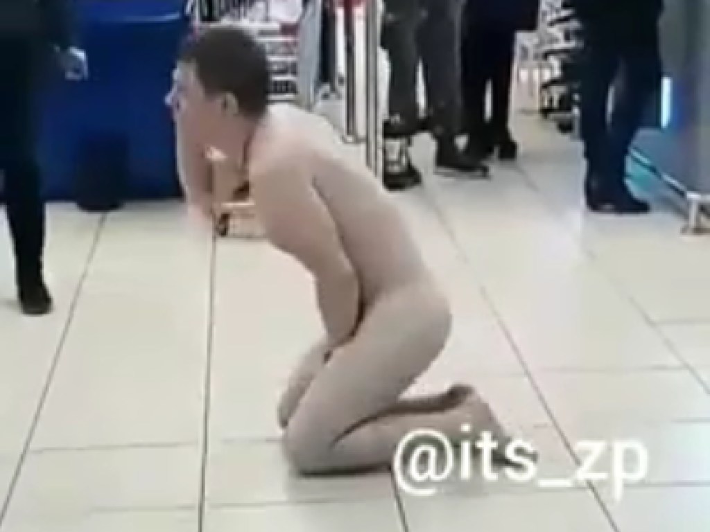 По запорожскому супермаркету ходил голый мужчина (ФОТО, ВИДЕО)