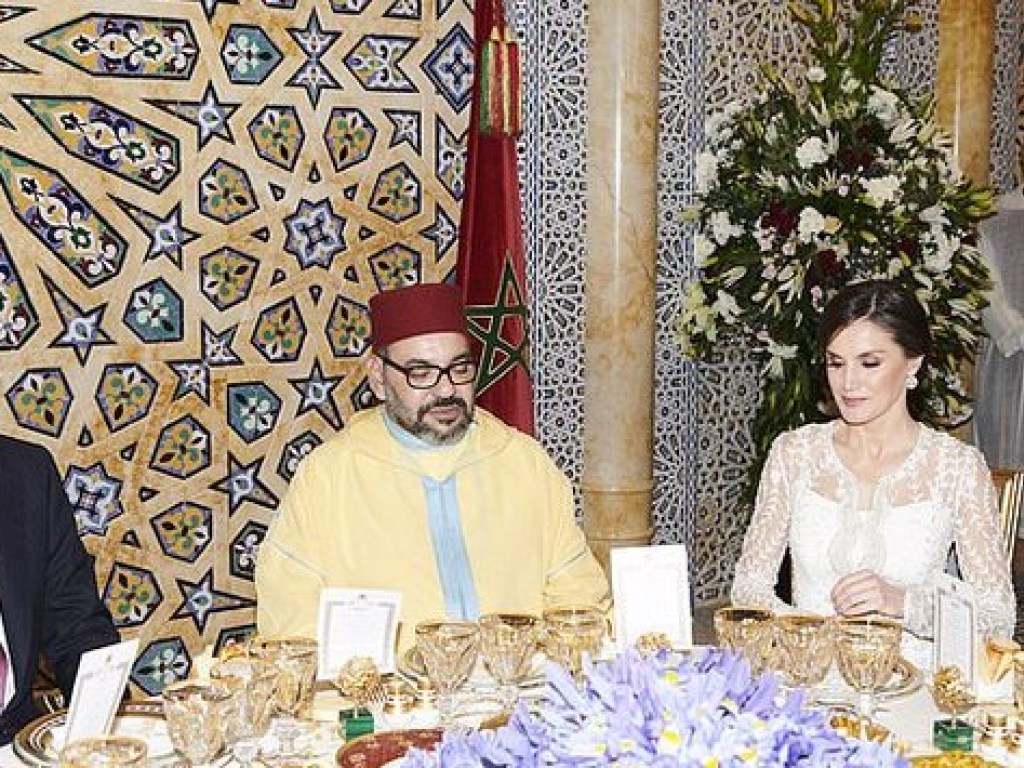 Королева Испании Летисия поразила нарядом на приеме у марокканского короля (ФОТО)
