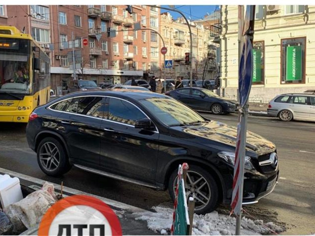 В Киеве «герой парковки» заблокировал движение троллейбуса (ФОТО)