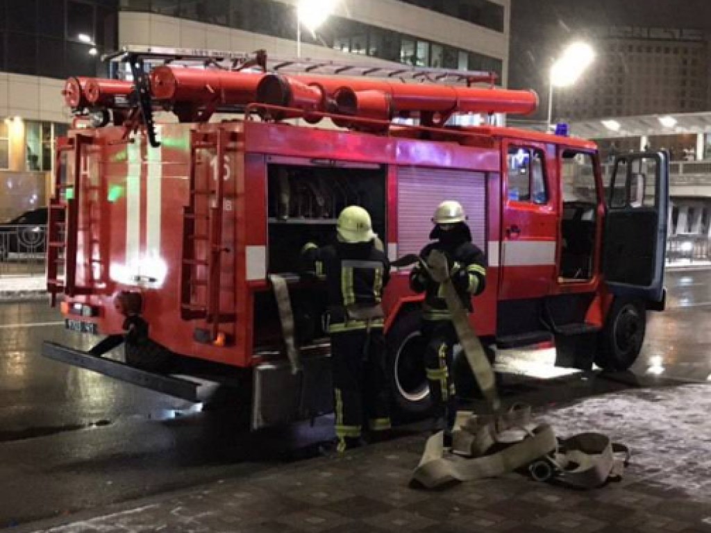 В Киеве у станции метро произошел пожар на рынке: горели два киоска (ФОТО)