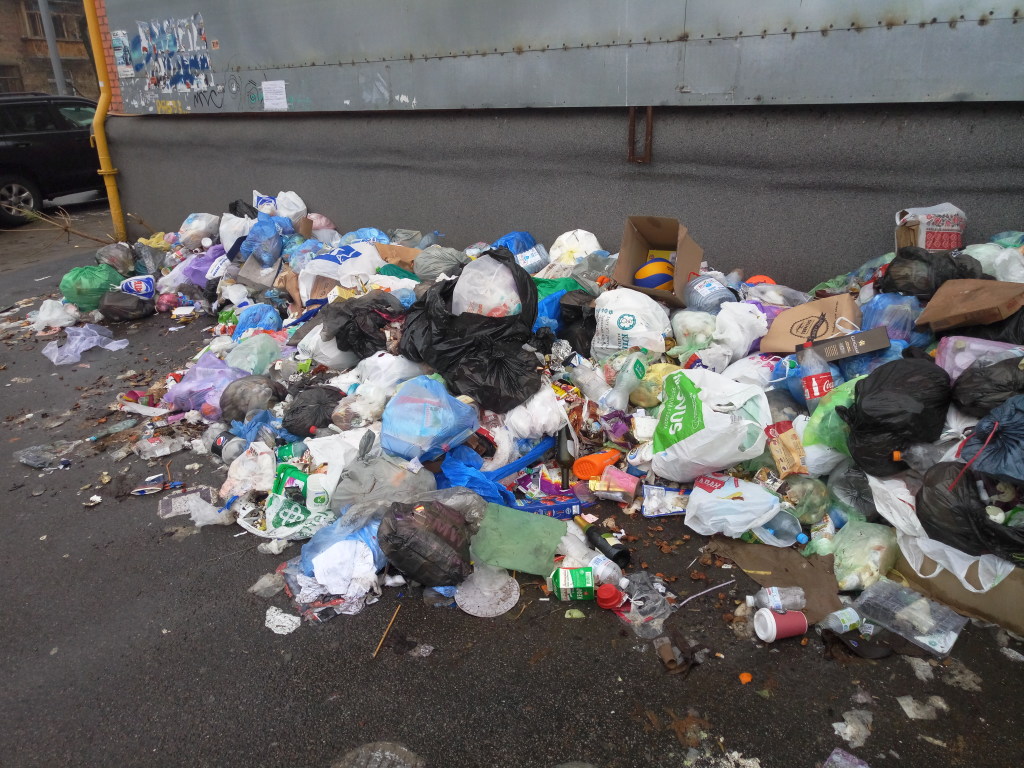 На Печерске в Киеве образовалась мусорная свалка из-за кражи контейнеров (ФОТО)