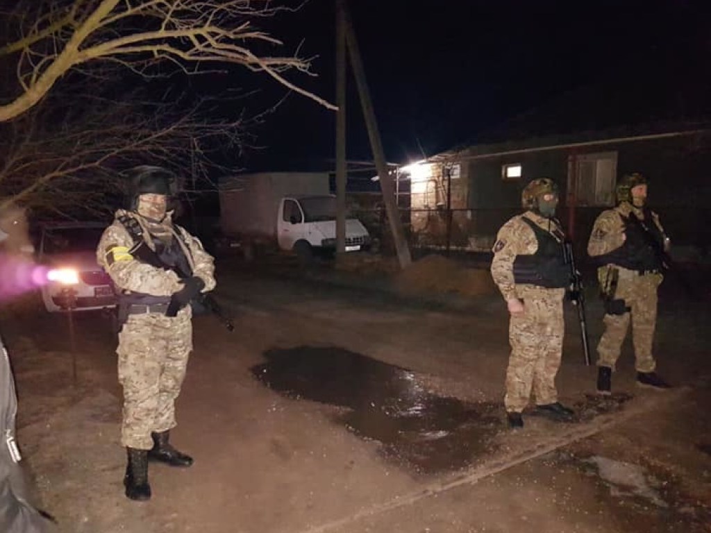 Обыски в домах крымских татар: сотрудники ФСБ задержали троих (ФОТО, ВИДЕО)