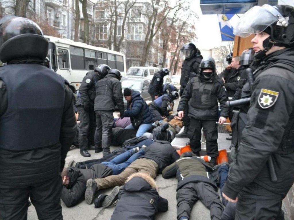 Полиция объявила подозрение четырем активистам, штурмовавших Подольской отделение в Киеве