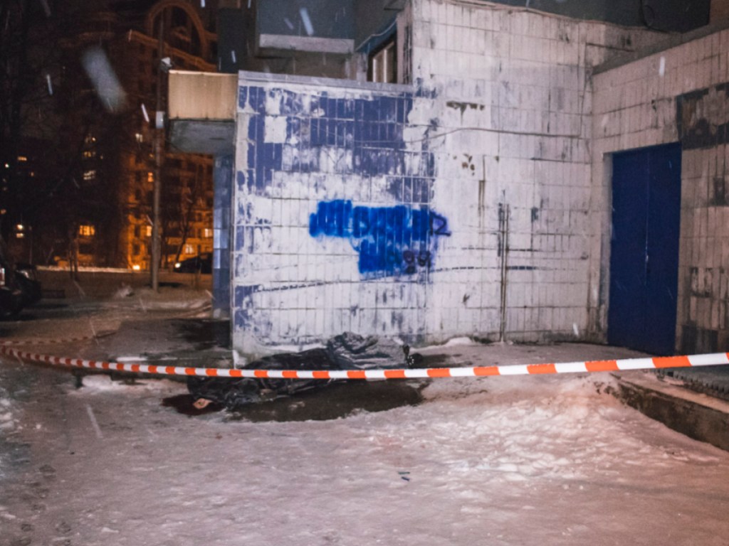 На Печерске в Киеве 60-летний мужчина выпал из окна 9 этажа (ФОТО)
